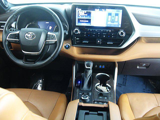 Used cars for sale 2022 Toyota Highlander Platinum, price is 39990, vin 5TDFZRBH3NS207185 in Wellesley, MA, dealer name is Wellesley Toyota Best Dream car image